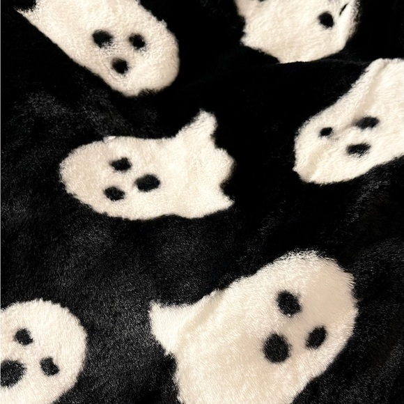 NWT + RARE Storehouse Halloween Ghosts Koda Fur Oversized Throw Blanket - Picture 2 of 3